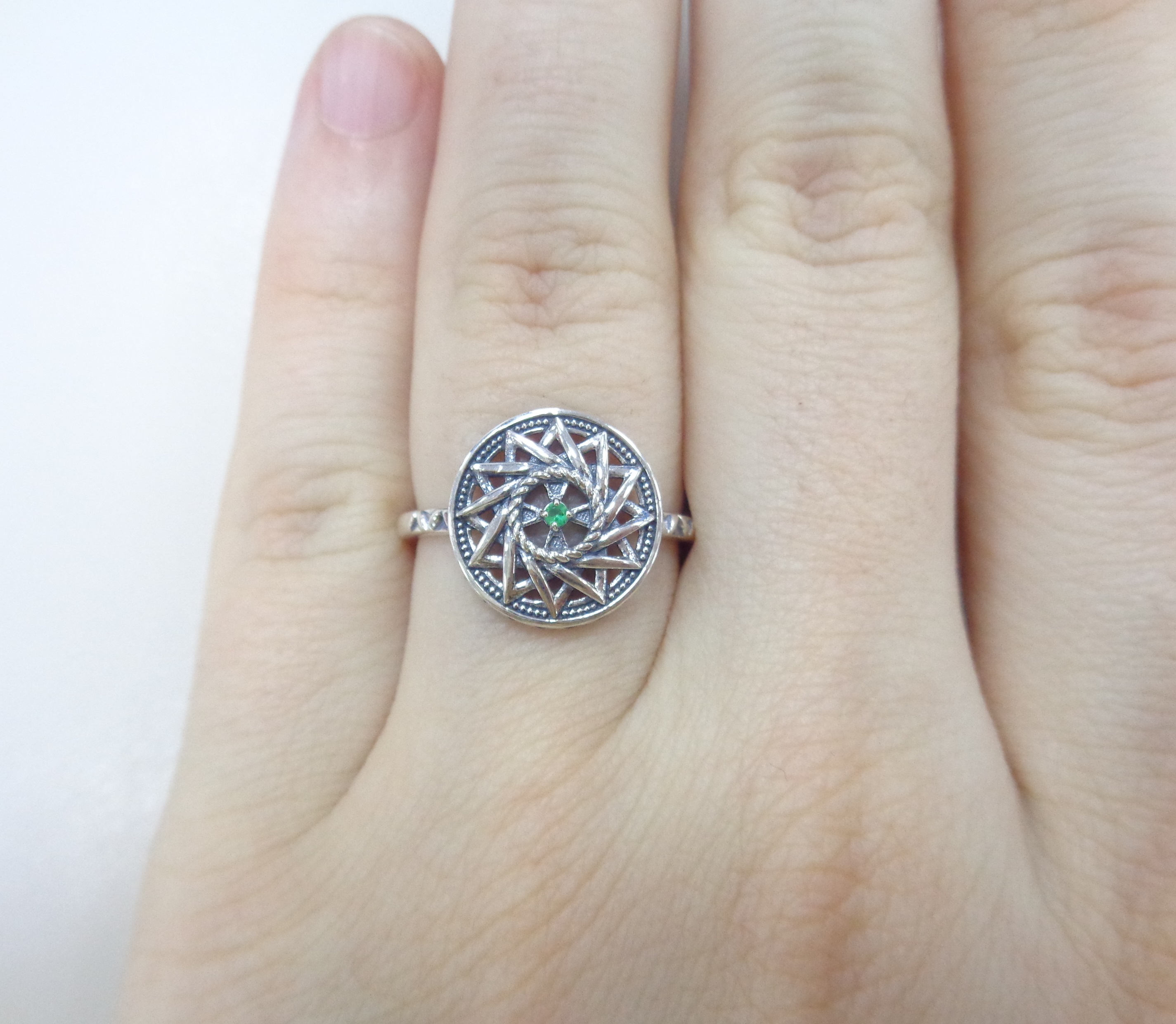 Серебряное кольцо с изумрудом "Эрцгамма"